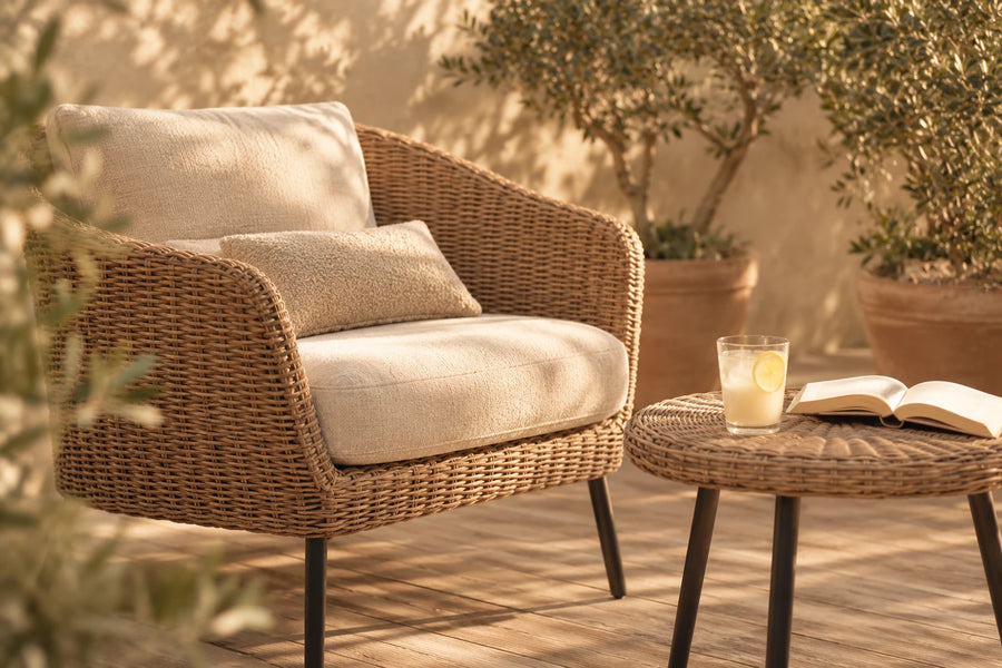 Fauteuil en rotin et table sur une terrasse, moment de détente